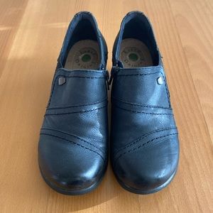 Earth origins navy blue leather wedge heels